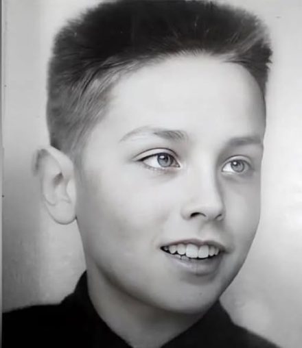 ¿Puedes adivinar quién es?: Las primeras luchas de un actor famoso, desde su infancia problemática hasta convertirse en un ícono de Hollywood.
