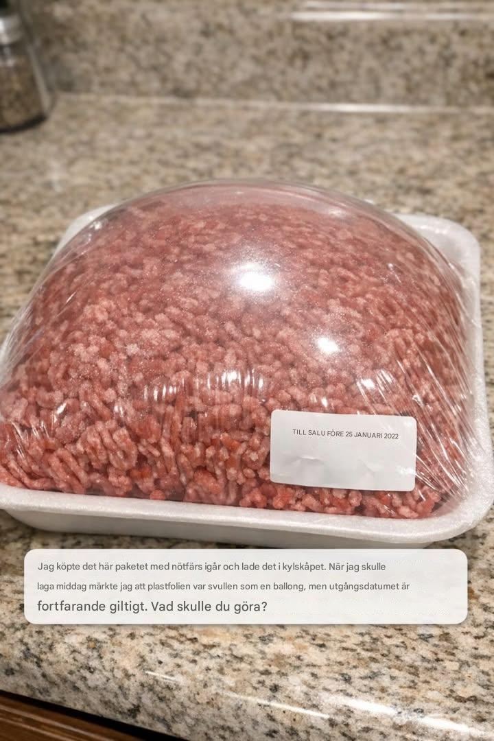 Jag köpte det här paketet med nötfärs igår och ställde det i kylskåpet. När jag skulle laga middag märkte jag att plastfilmen var uppblåst som en ballong, men utgångsdatumet var fortfarande giltigt.