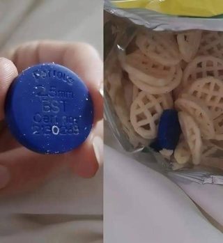Jag hittade den här blå skivan i en påse med gräddfilschips. Det var text på den… Kan du föreställa dig hur jag kände mig när min son öppnade påsen och hittade detta? Jag hade ingen aning om vad det var, så jag lät honom inte äta chipsen. Jag publicerade den här bilden online, gjorde en omröstning, och här är vad jag hittade: du måste absolut veta detta.
