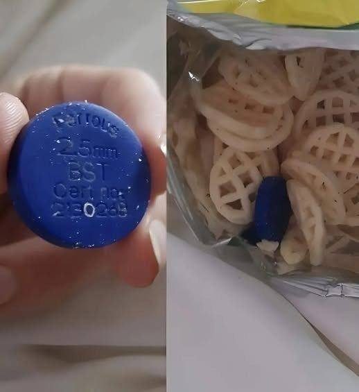Jag hittade den här blå skivan i en påse med gräddfilschips. Det var text på den… Kan du föreställa dig hur jag kände mig när min son öppnade påsen och hittade detta? Jag hade ingen aning om vad det var, så jag lät honom inte äta chipsen. Jag publicerade den här bilden online, gjorde en omröstning, och här är vad jag hittade: du måste absolut veta detta.