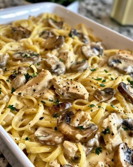 Krämig kycklingtetrazzini-pasta i ugnen med champinjoner