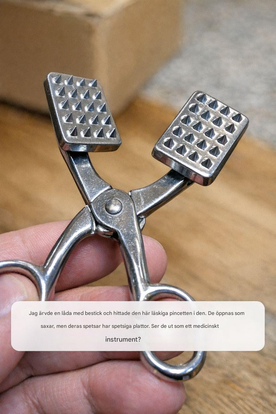 Jag ärvde en låda med bestick och hittade den här läskiga pincetten i den. De öppnas som saxar, men deras spetsar har spetsiga plattor. Ser de ut som ett medicinskt instrument?