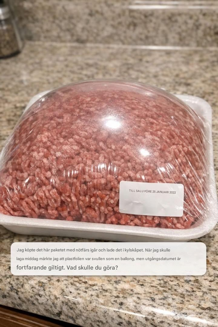 Jag köpte det här paketet med nötfärs igår och ställde det i kylskåpet. När jag skulle laga middag märkte jag att plastfilmen var uppblåst som en ballong, men utgångsdatumet var fortfarande giltigt.